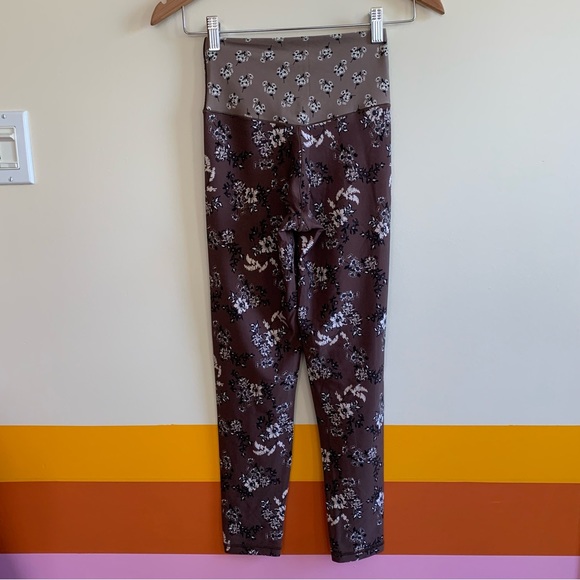 aerie OFFLINE Real Me High Waisted Floral Crossover Leggings - Picture 6 of 7